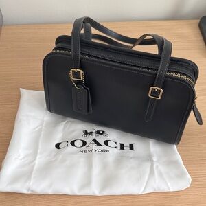 Coach Swing Zip black leather